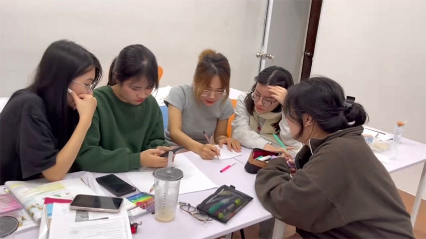 Hoạt động Teamwork trong buổi luyện nói tại Du học Đức - GermanBold