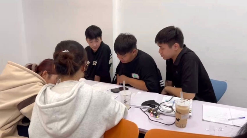 Hoạt động Teamwork trong buổi luyện nói tại Du học Đức - GermanBold